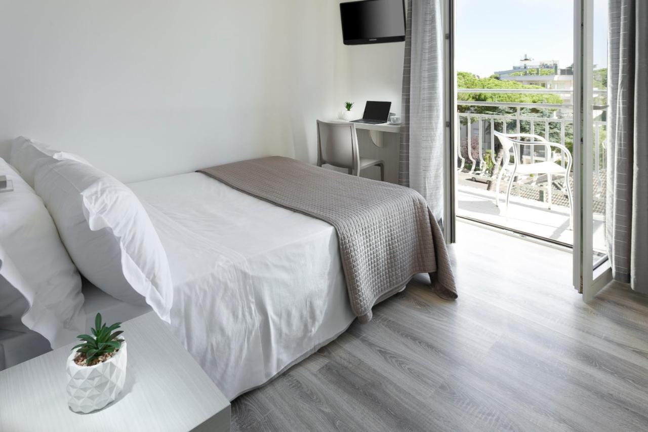 Hotel Zanarini In Centro A Ричоне Екстериор снимка