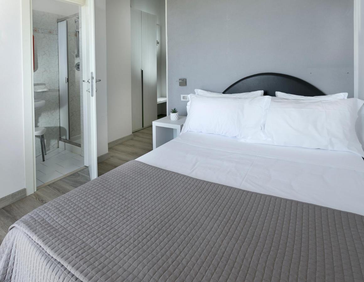 Hotel Zanarini In Centro A Ричоне Екстериор снимка