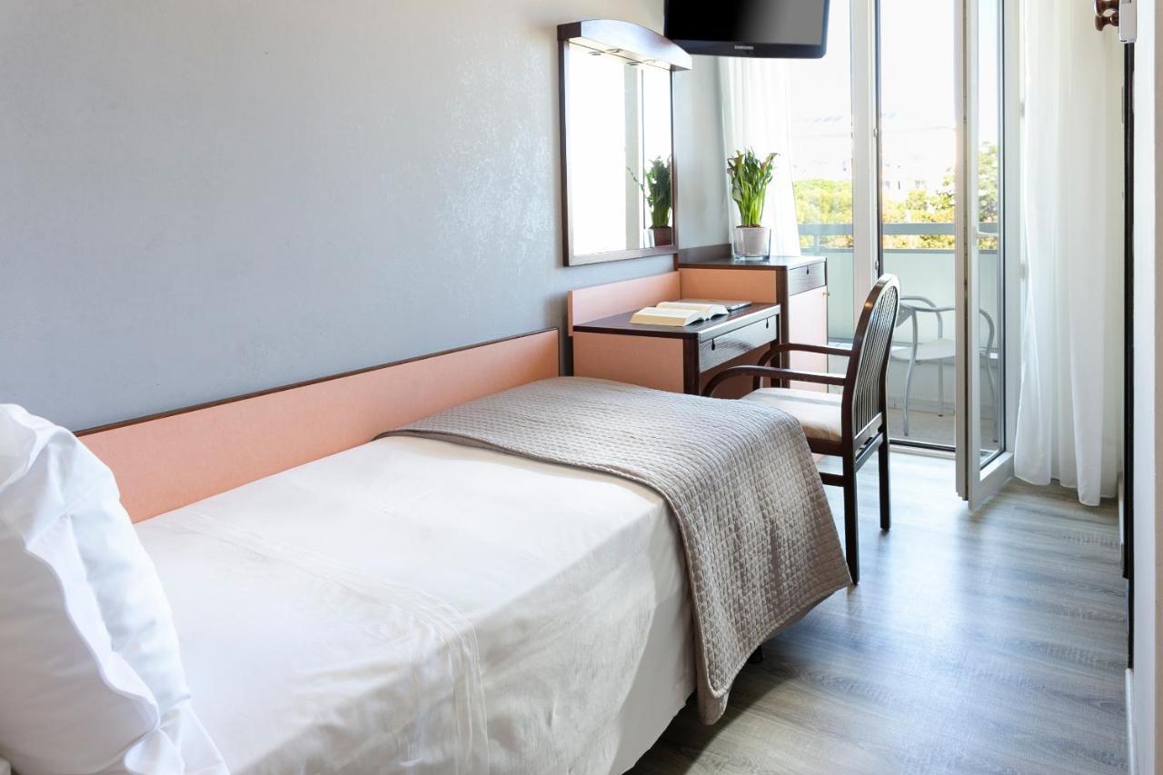 Hotel Zanarini In Centro A Ричоне Екстериор снимка