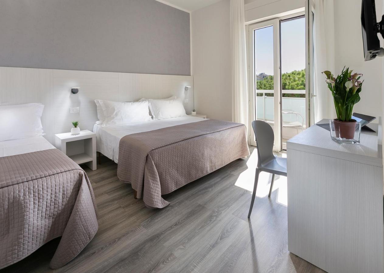 Hotel Zanarini In Centro A Ричоне Екстериор снимка