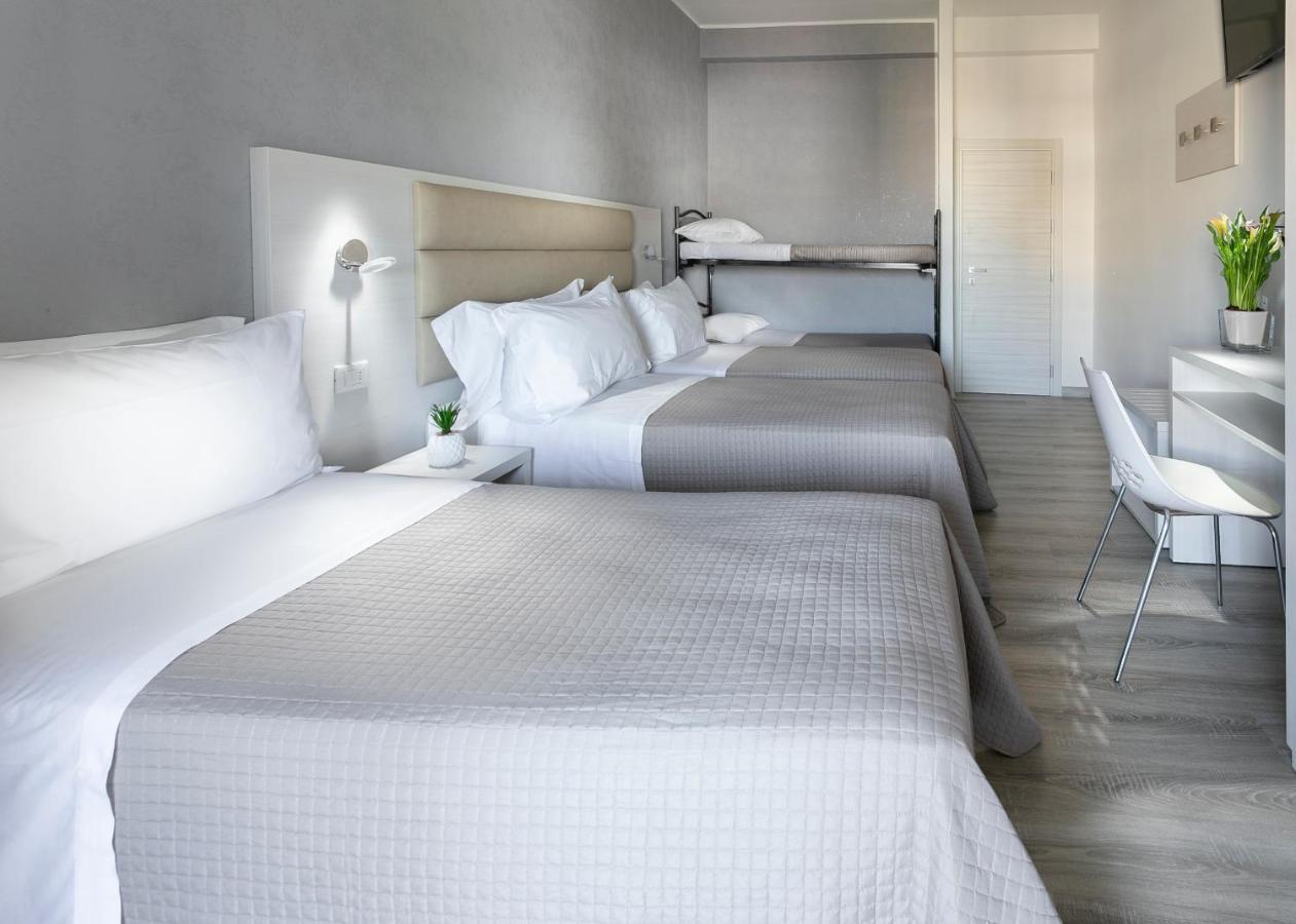 Hotel Zanarini In Centro A Ричоне Екстериор снимка