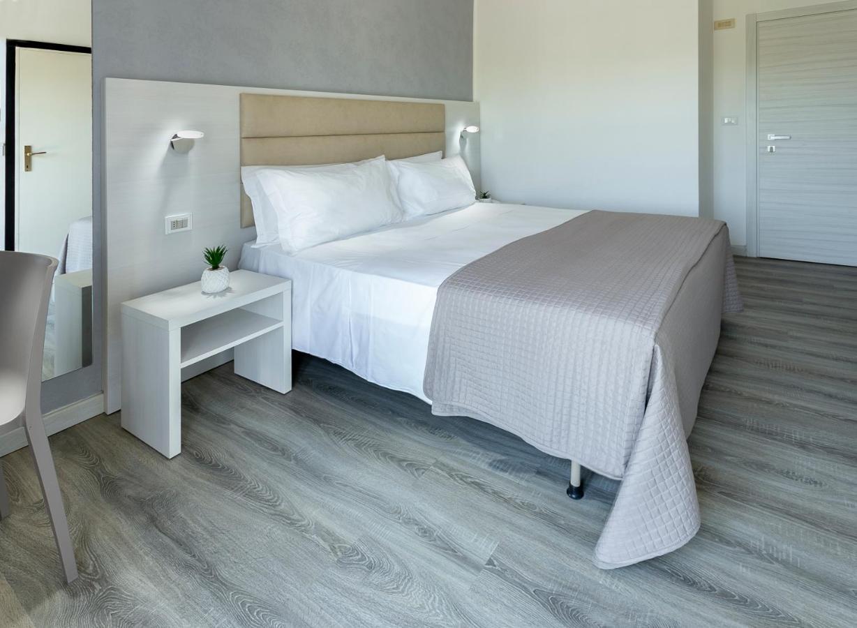 Hotel Zanarini In Centro A Ричоне Екстериор снимка
