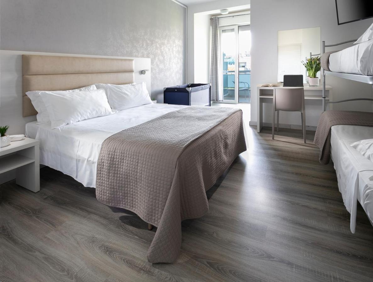 Hotel Zanarini In Centro A Ричоне Екстериор снимка