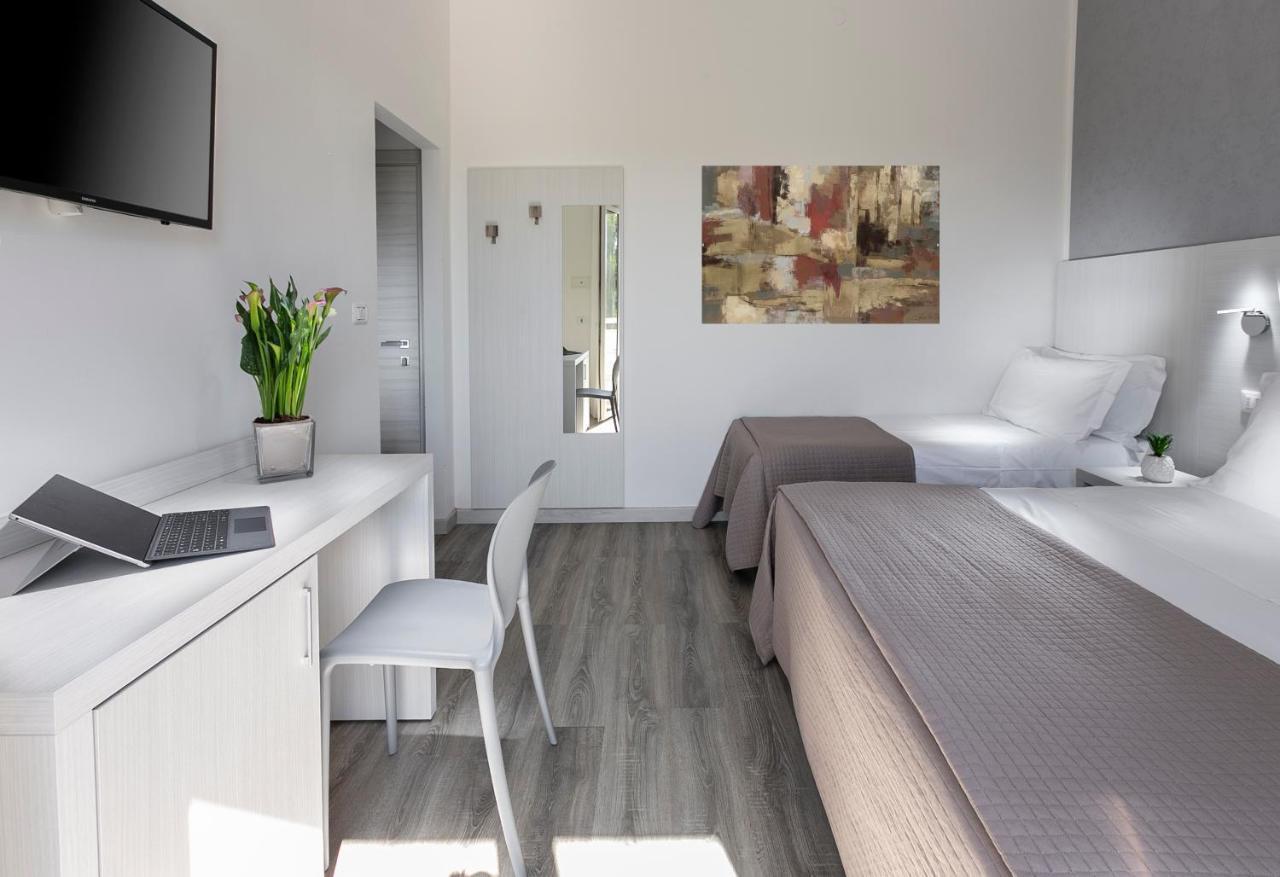 Hotel Zanarini In Centro A Ричоне Екстериор снимка