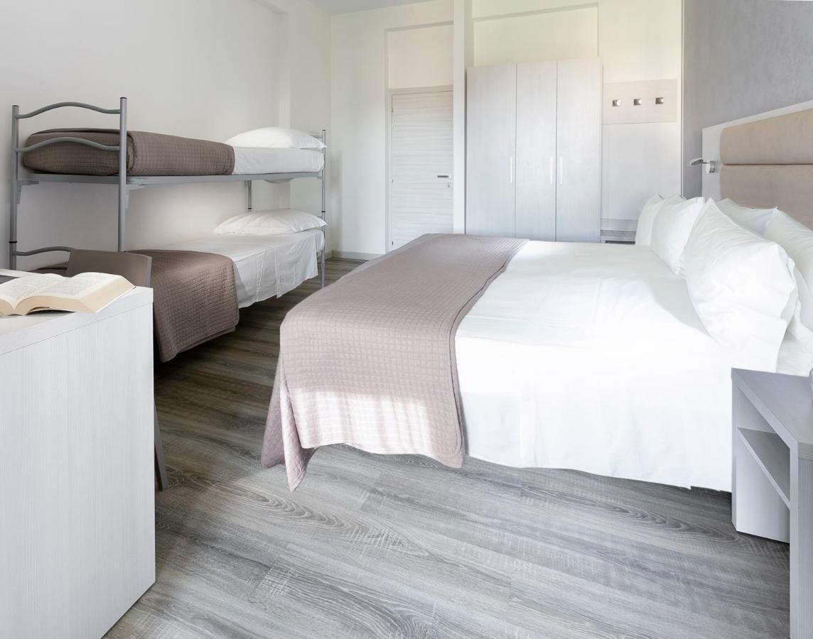 Hotel Zanarini In Centro A Ричоне Екстериор снимка