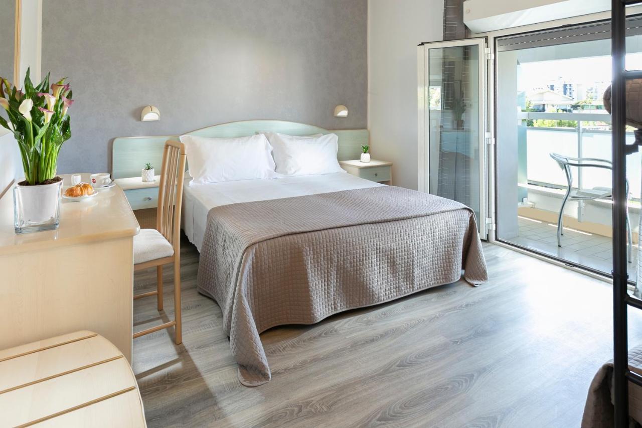 Hotel Zanarini In Centro A Ричоне Екстериор снимка