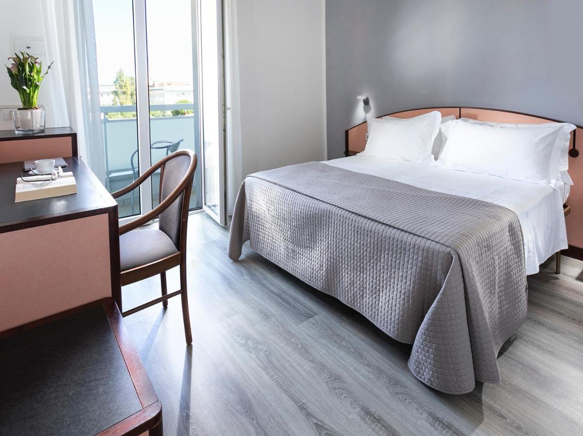 Hotel Zanarini In Centro A Ричоне Екстериор снимка