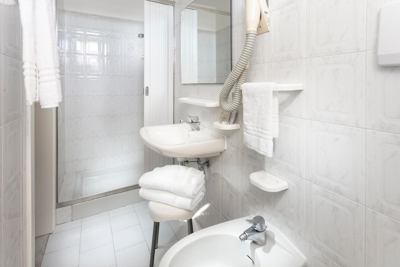Hotel Zanarini In Centro A Ричоне Екстериор снимка