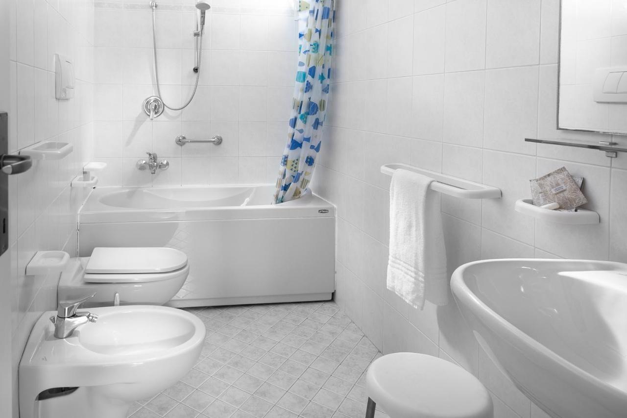 Hotel Zanarini In Centro A Ричоне Екстериор снимка