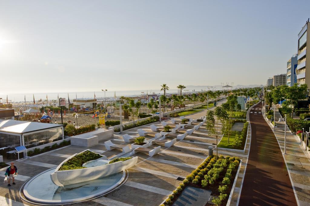 Hotel Zanarini In Centro A Ричоне Екстериор снимка
