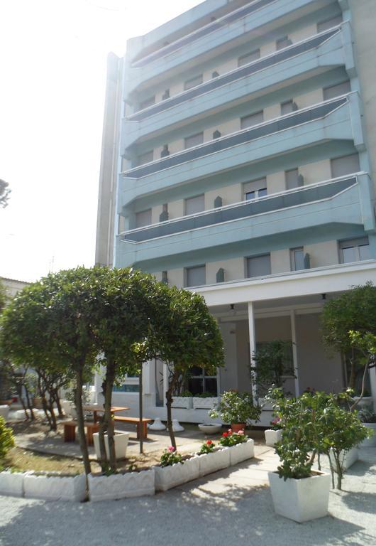 Hotel Zanarini In Centro A Ричоне Екстериор снимка