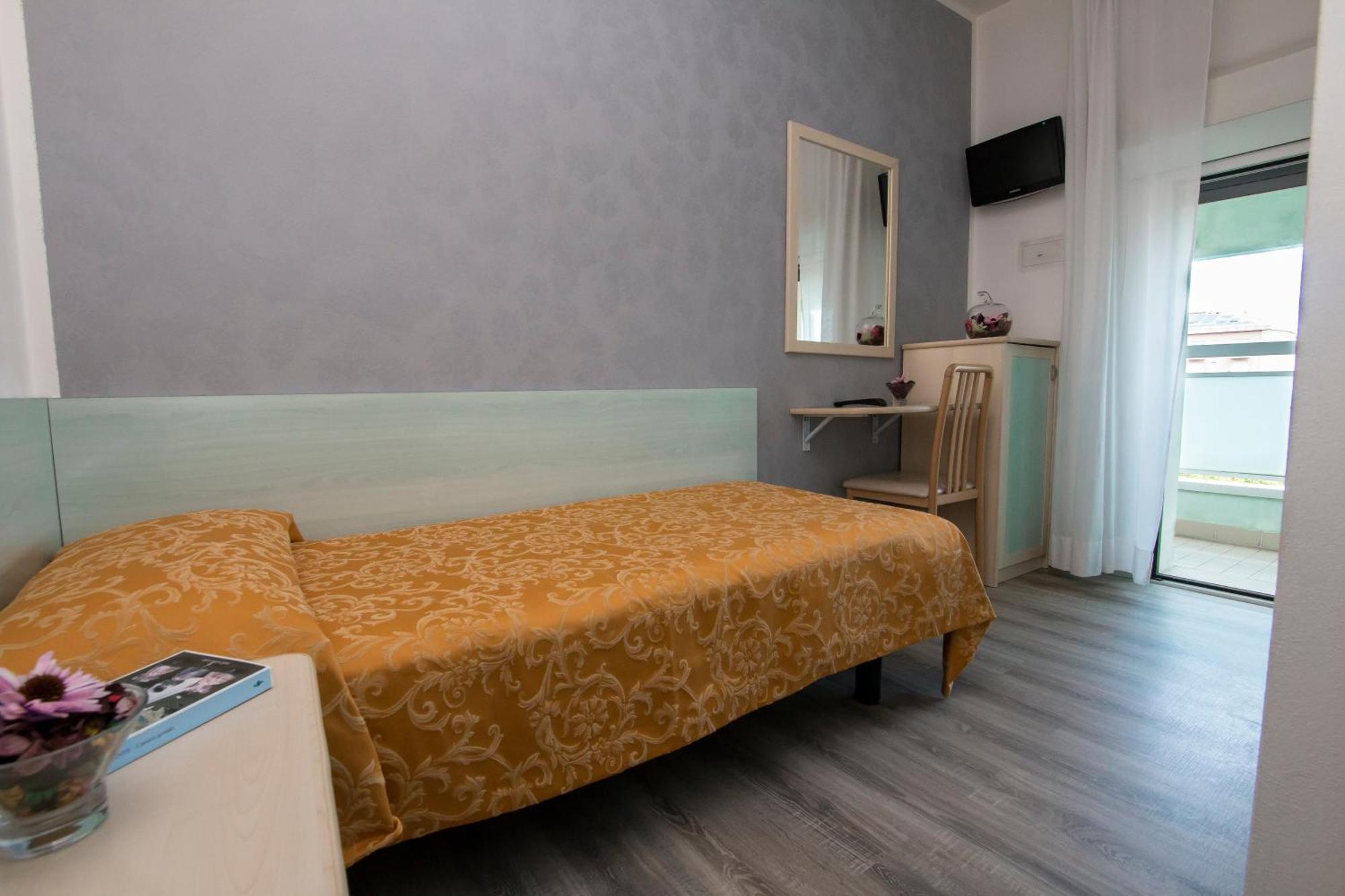 Hotel Zanarini In Centro A Ричоне Екстериор снимка