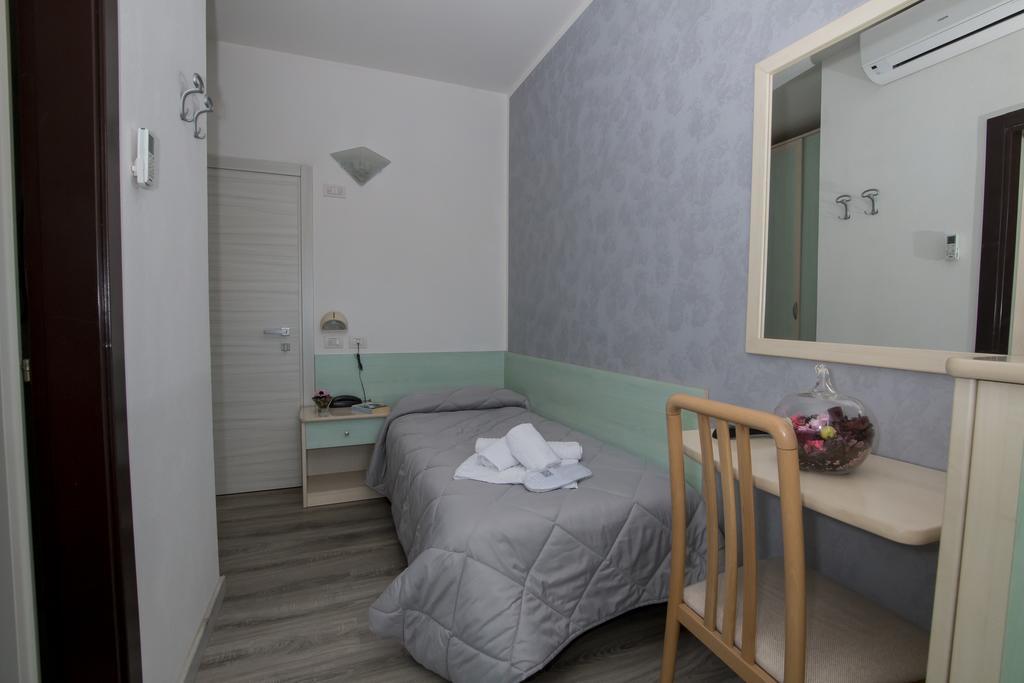 Hotel Zanarini In Centro A Ричоне Стая снимка