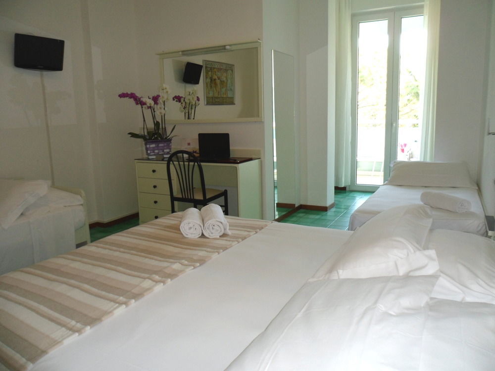 Hotel Zanarini In Centro A Ричоне Екстериор снимка