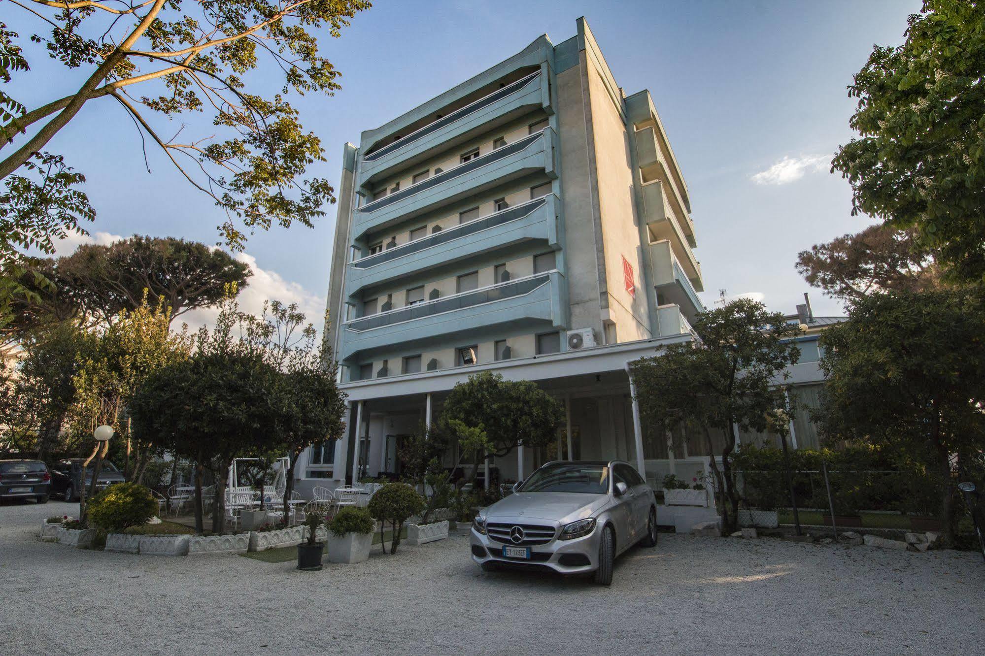 Hotel Zanarini In Centro A Ричоне Екстериор снимка