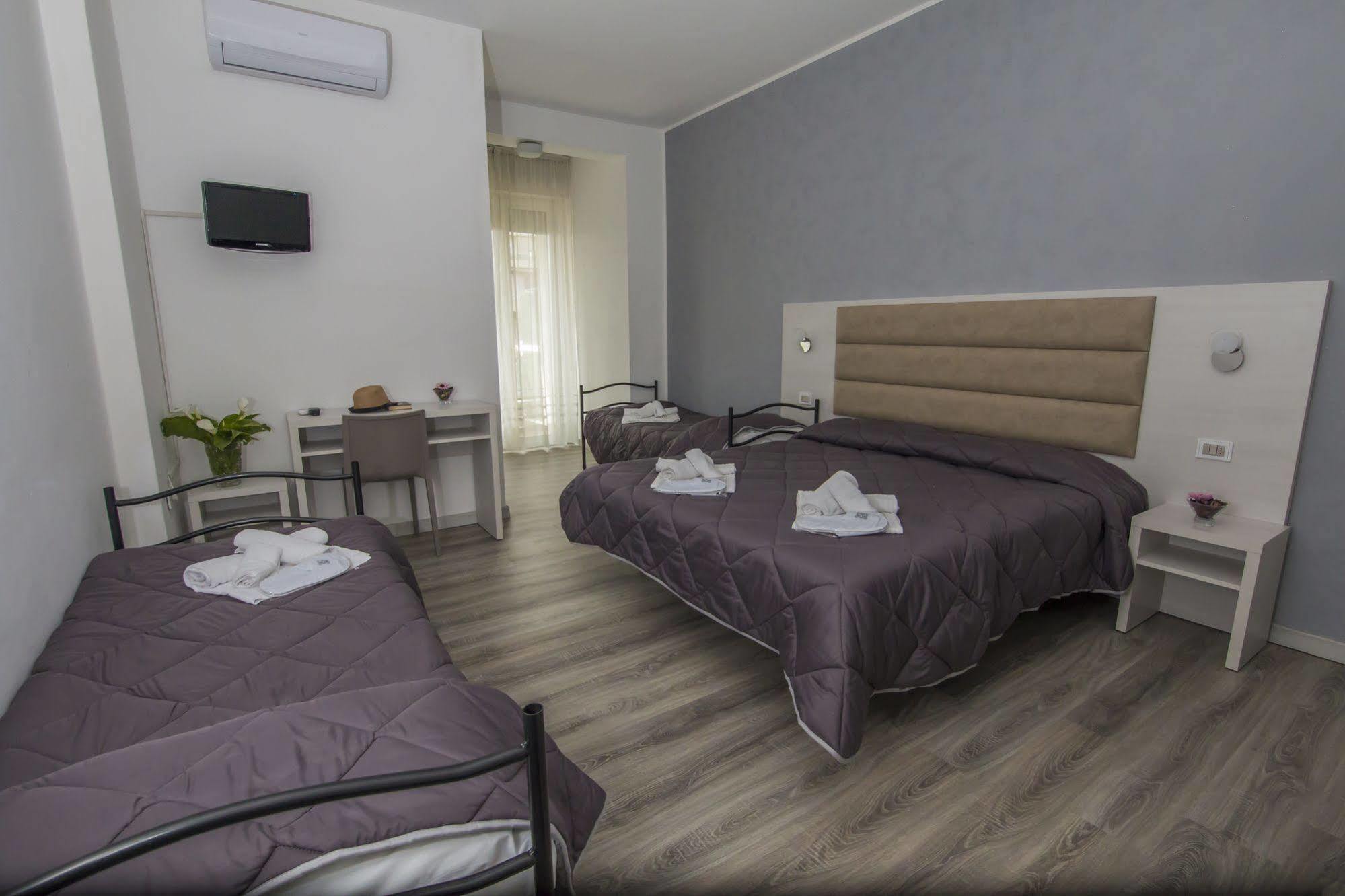 Hotel Zanarini In Centro A Ричоне Екстериор снимка