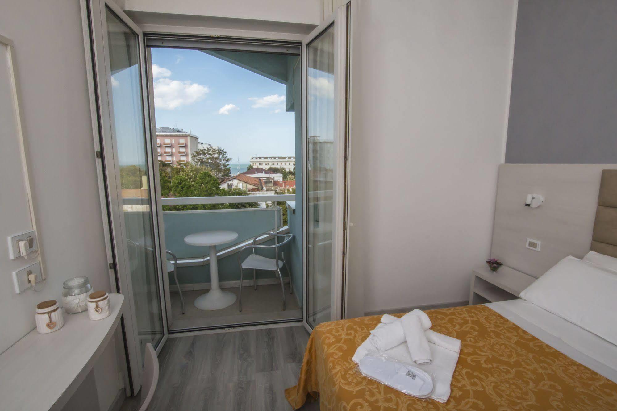 Hotel Zanarini In Centro A Ричоне Екстериор снимка