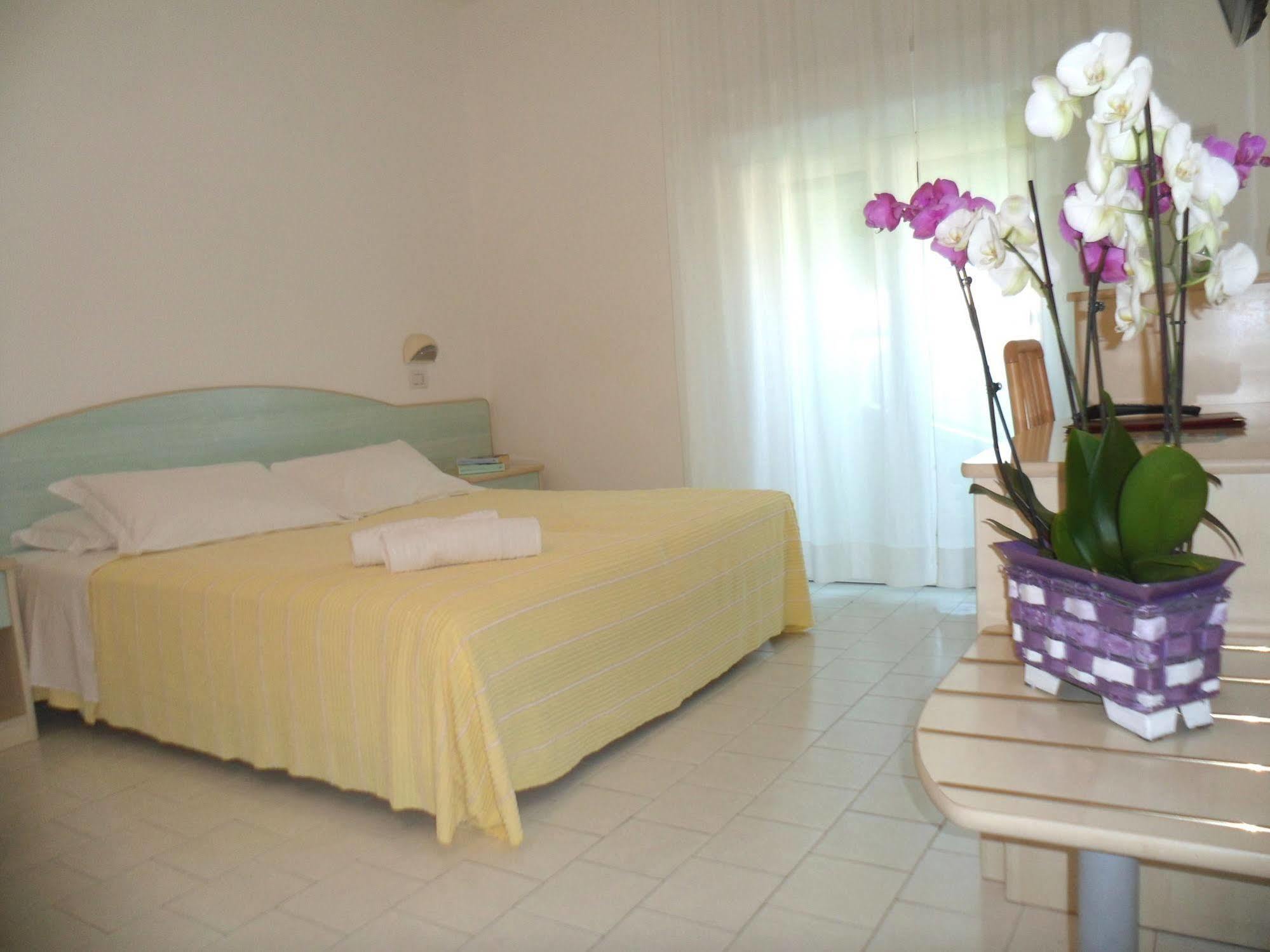 Hotel Zanarini In Centro A Ричоне Екстериор снимка