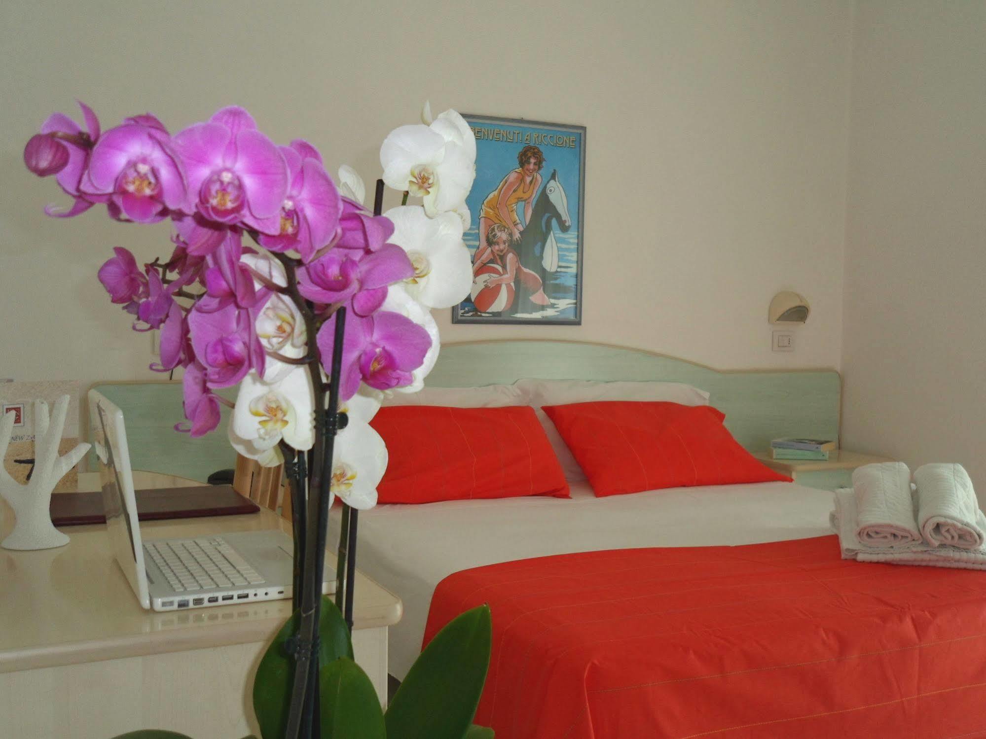 Hotel Zanarini In Centro A Ричоне Екстериор снимка