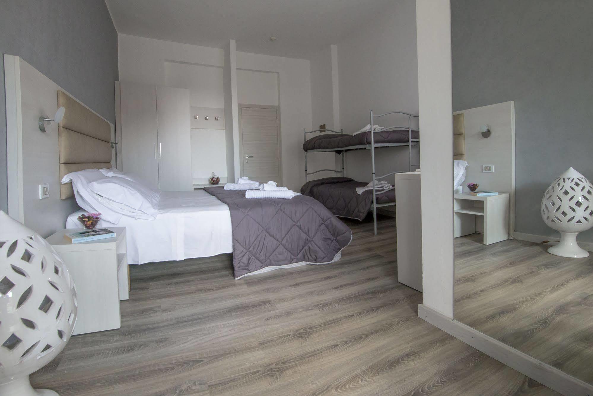 Hotel Zanarini In Centro A Ричоне Екстериор снимка