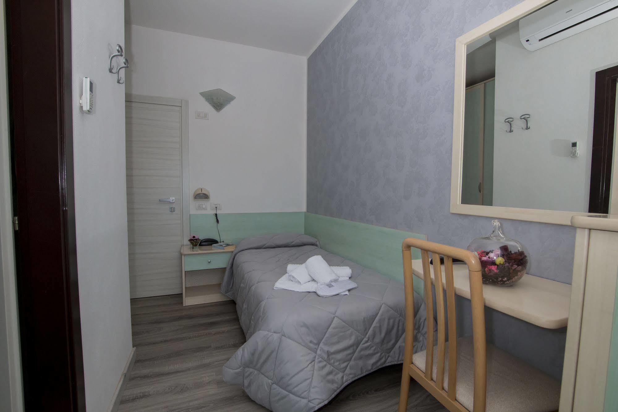 Hotel Zanarini In Centro A Ричоне Екстериор снимка