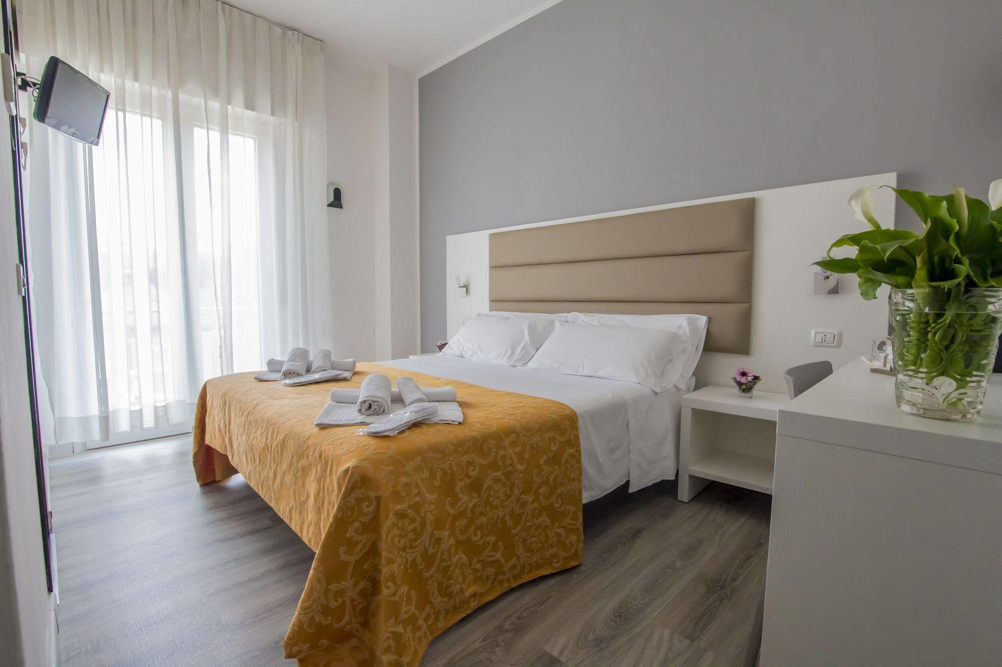 Hotel Zanarini In Centro A Ричоне Екстериор снимка