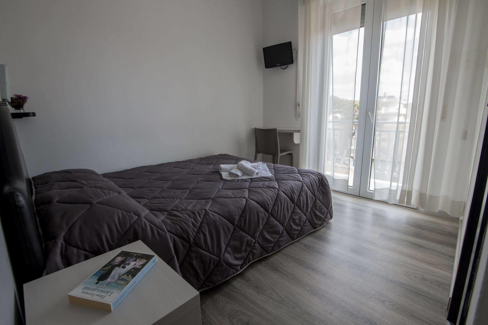 Hotel Zanarini In Centro A Ричоне Екстериор снимка