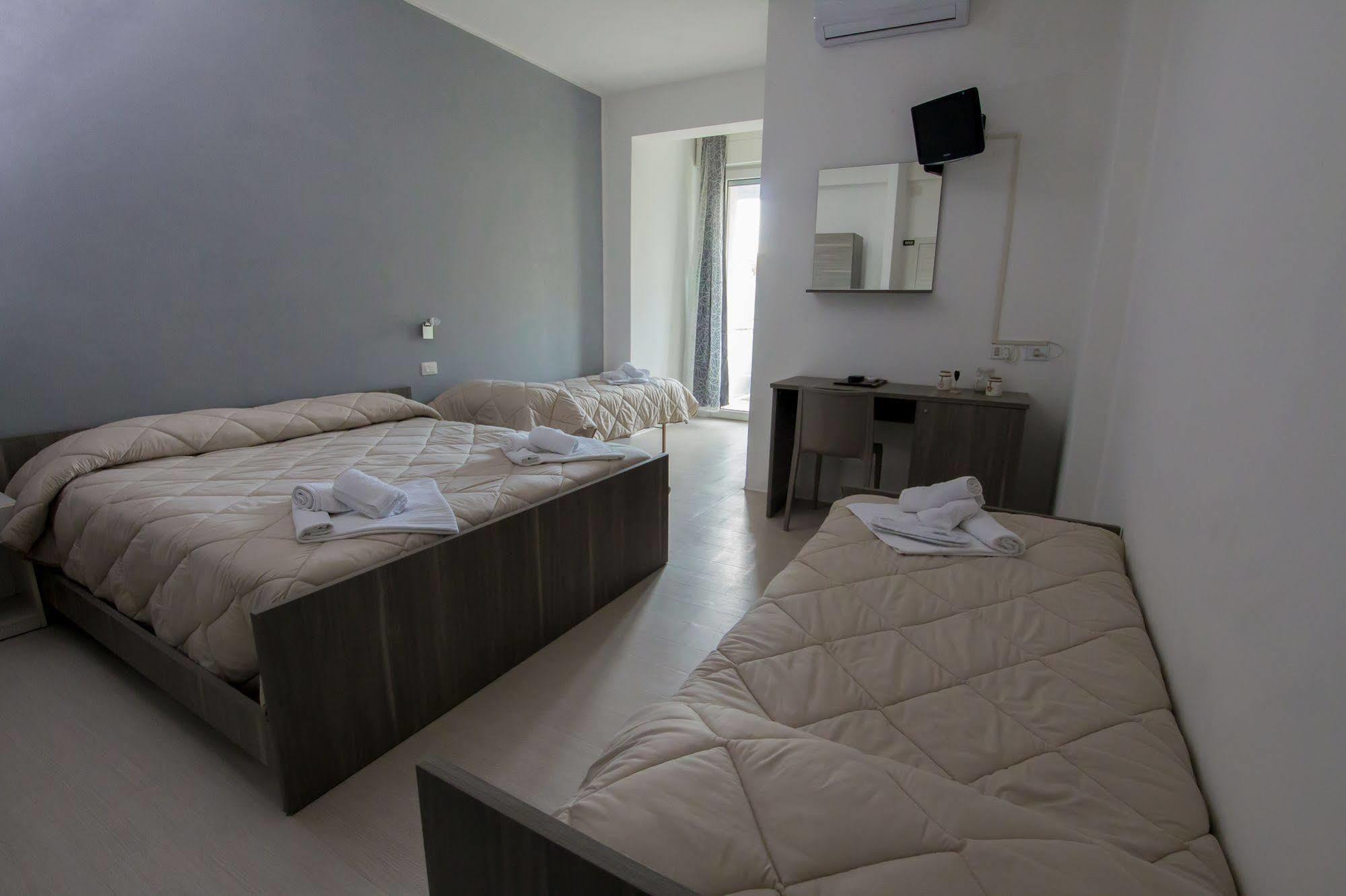 Hotel Zanarini In Centro A Ричоне Екстериор снимка