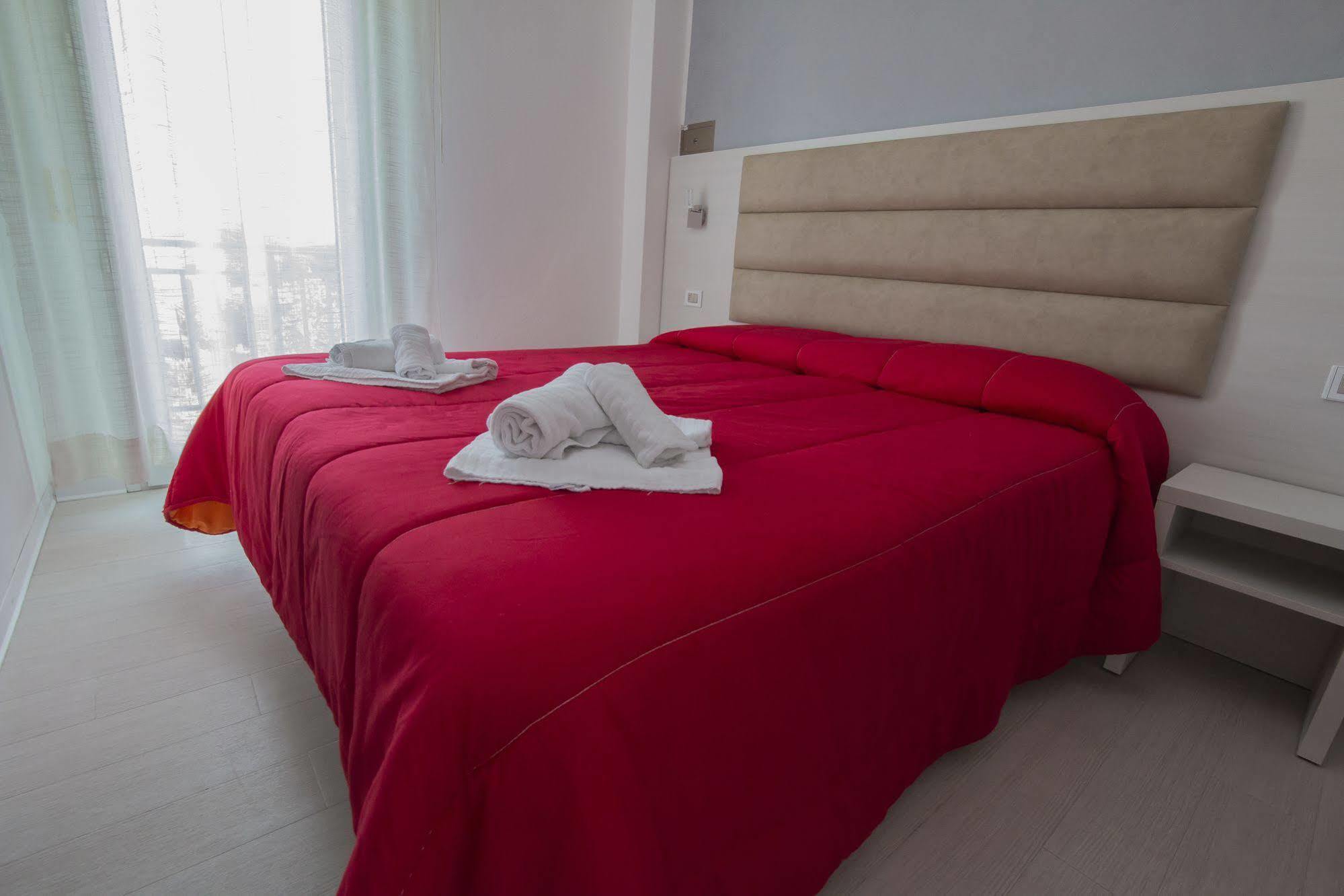 Hotel Zanarini In Centro A Ричоне Екстериор снимка